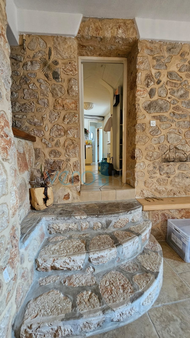 Otok Krk, Dobrinj, luksuzna avtohtona vila z oljčnikom in bazenom