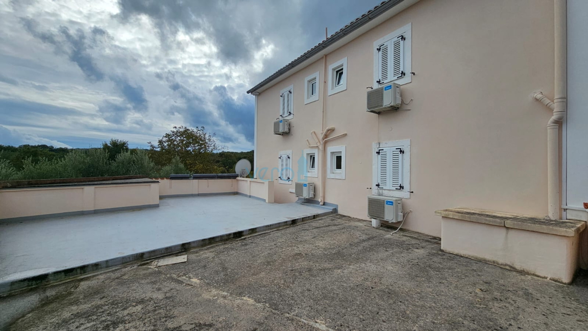 Otok Krk, Dobrinj, luksuzna avtohtona vila z oljčnikom in bazenom