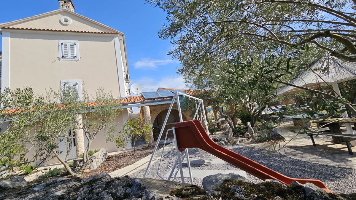 Otok Krk, Dobrinj, luksuzna avtohtona vila z oljčnikom in bazenom