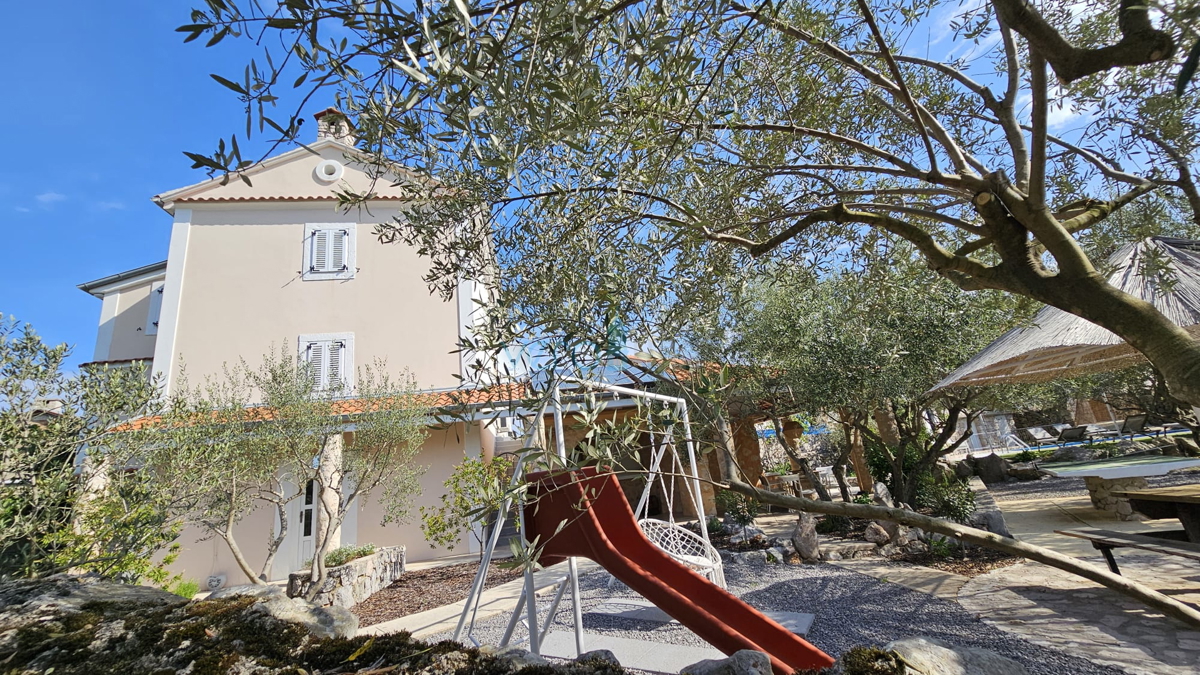 Otok Krk, Dobrinj, luksuzna avtohtona vila z oljčnikom in bazenom