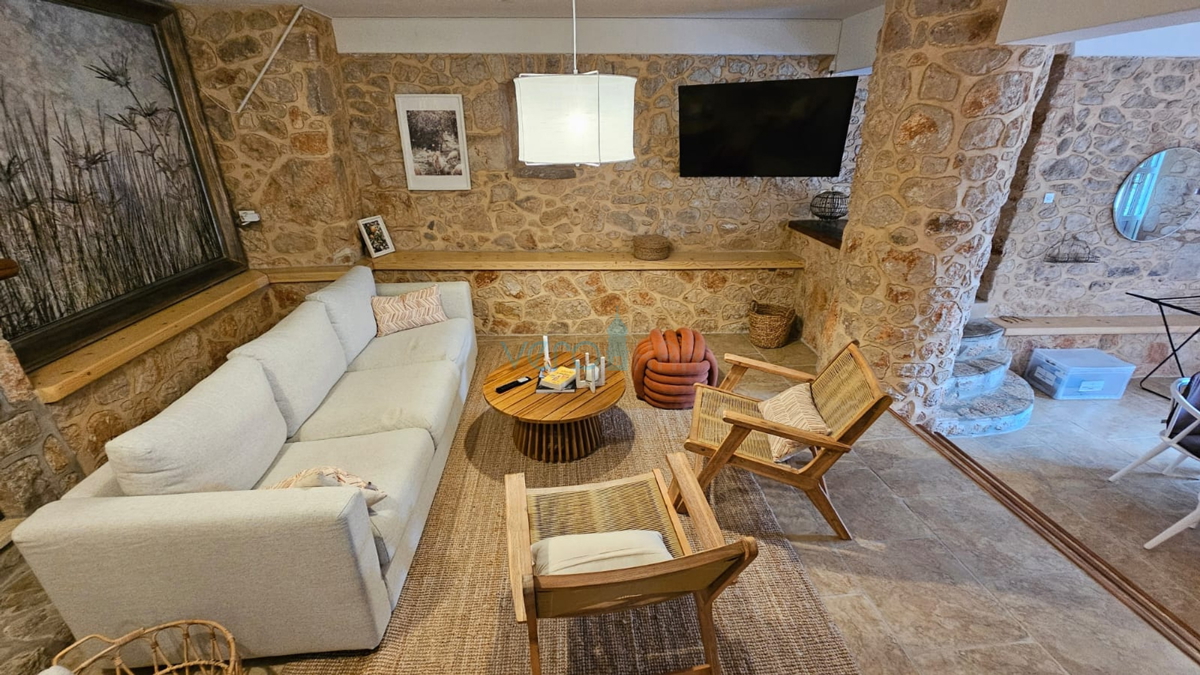 Otok Krk, Dobrinj, luksuzna avtohtona vila z oljčnikom in bazenom