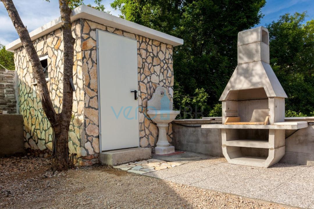 Otok Krk, Malinska, širša okolica, dvojna hiša z bazenom in zemljiščem, prodaja