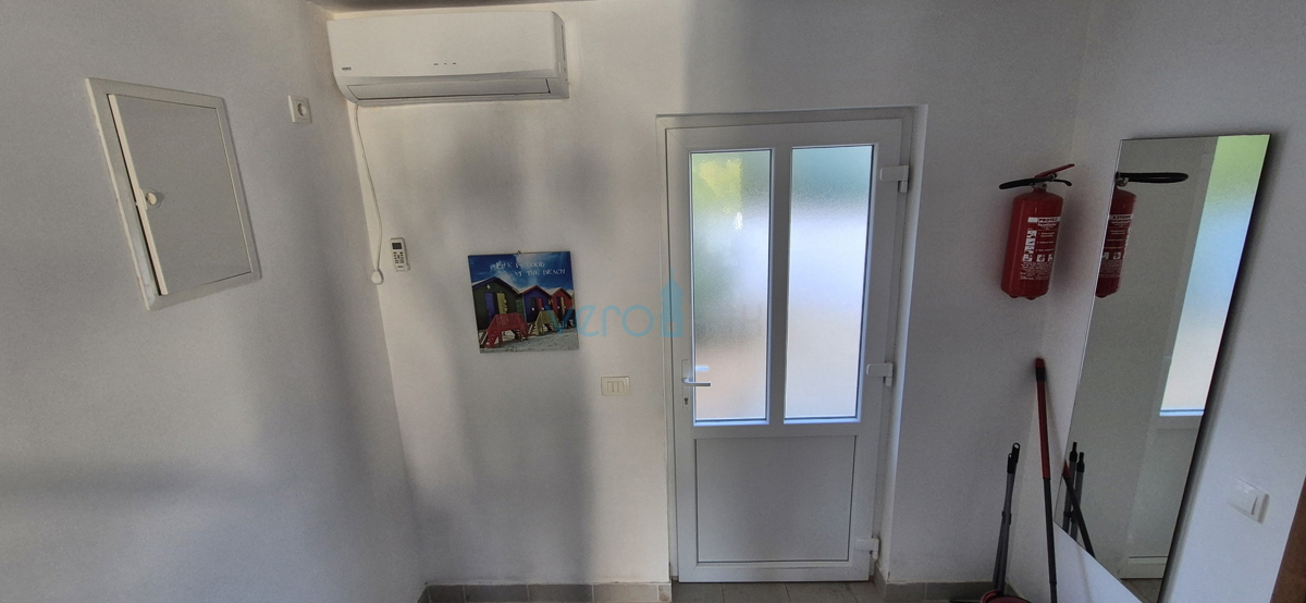 Otok Krk, Malinska, širša okolica, dvojna hiša z bazenom in zemljiščem, prodaja