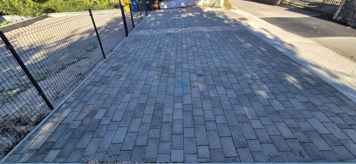 Otok Krk, Malinska, širša okolica, dvojna hiša z bazenom in zemljiščem, prodaja