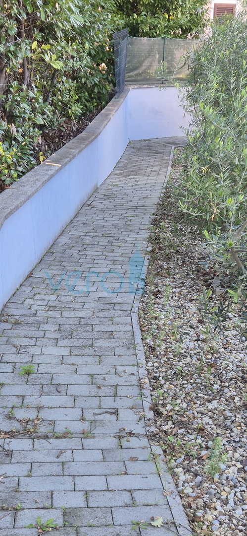 Otok Krk, Malinska, širša okolica, dvojna hiša z bazenom in zemljiščem, prodaja