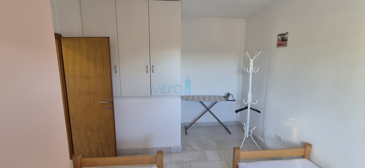 Otok Krk, Malinska, širša okolica, dvojna hiša z bazenom in zemljiščem, prodaja
