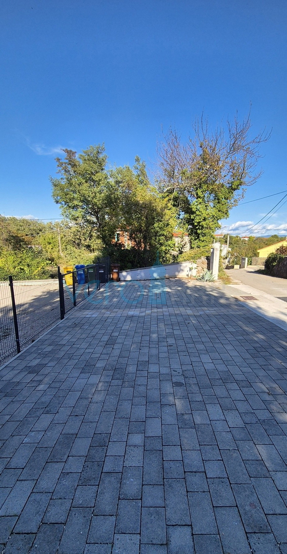 Otok Krk, Malinska, širša okolica, dvojna hiša z bazenom in zemljiščem, prodaja