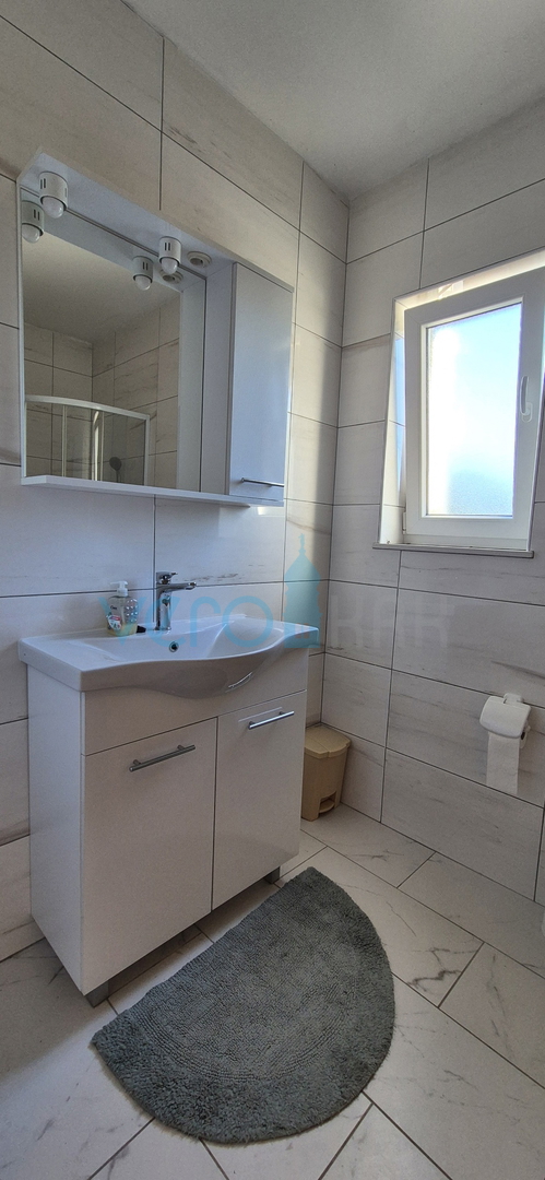 Otok Krk, Malinska, širša okolica, dvojna hiša z bazenom in zemljiščem, prodaja