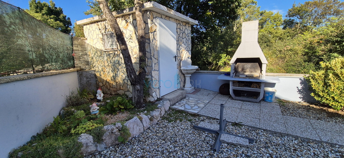 Otok Krk, Malinska, širša okolica, dvojna hiša z bazenom in zemljiščem, prodaja