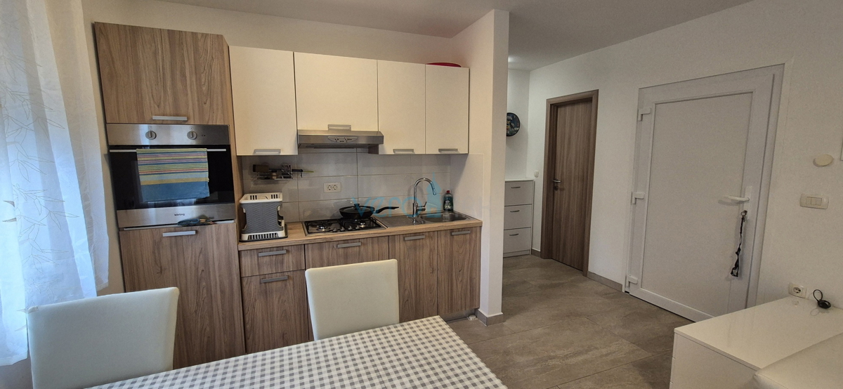 Uvala Soline, otok Krk, dvosobno stanovanje, pritličje, velika vrtna površina, prodaja