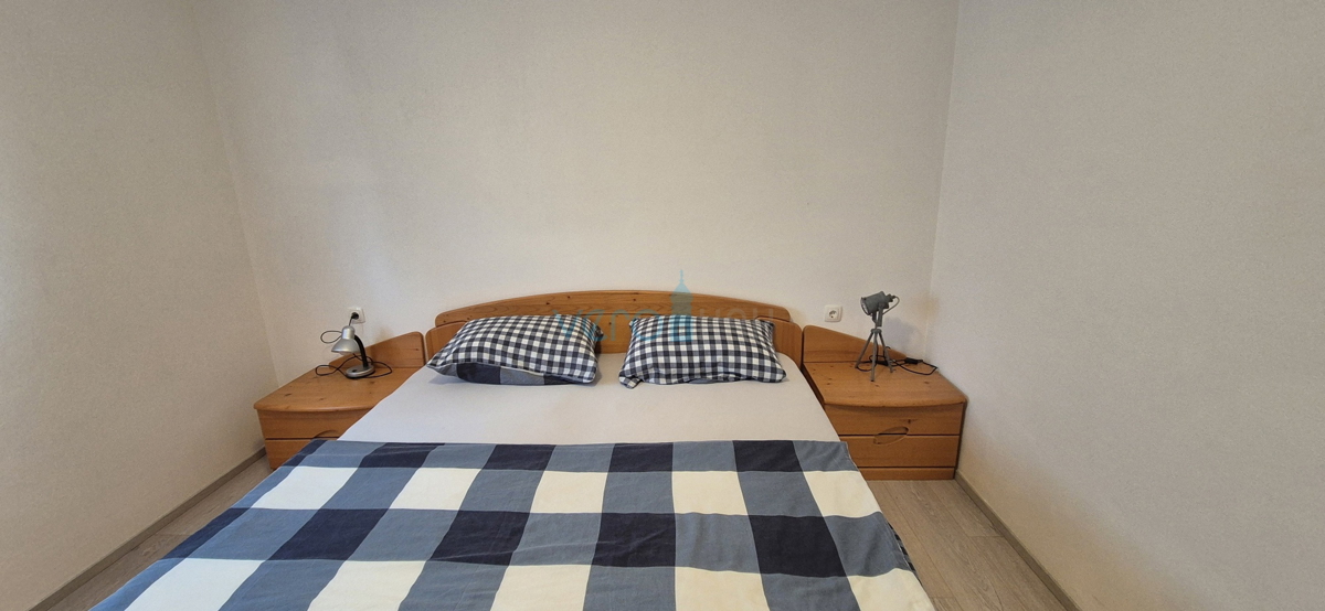 Uvala Soline, otok Krk, dvosobno stanovanje, pritličje, velika vrtna površina, prodaja