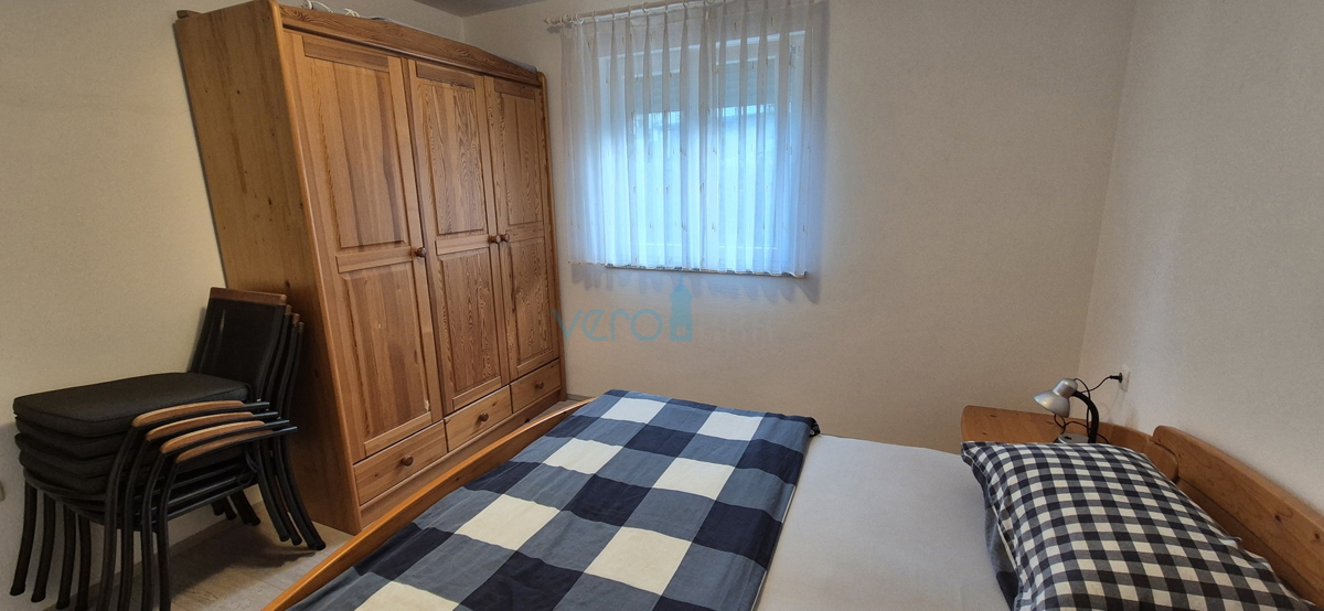 Uvala Soline, otok Krk, dvosobno stanovanje, pritličje, velika vrtna površina, prodaja