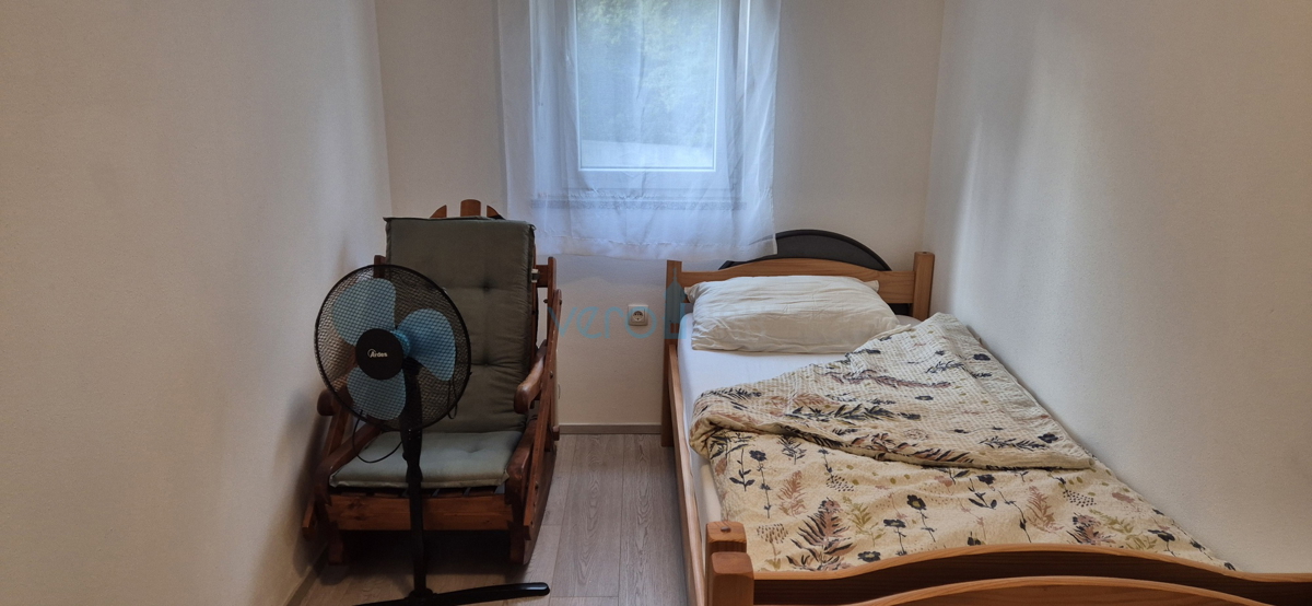 Uvala Soline, otok Krk, dvosobno stanovanje, pritličje, velika vrtna površina, prodaja