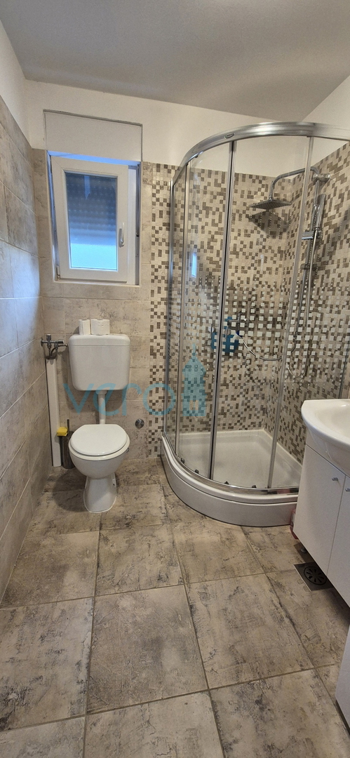 Uvala Soline, otok Krk, dvosobno stanovanje, pritličje, velika vrtna površina, prodaja