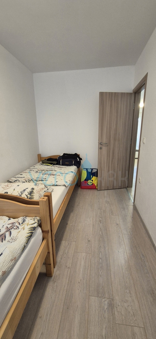 Uvala Soline, otok Krk, dvosobno stanovanje, pritličje, velika vrtna površina, prodaja