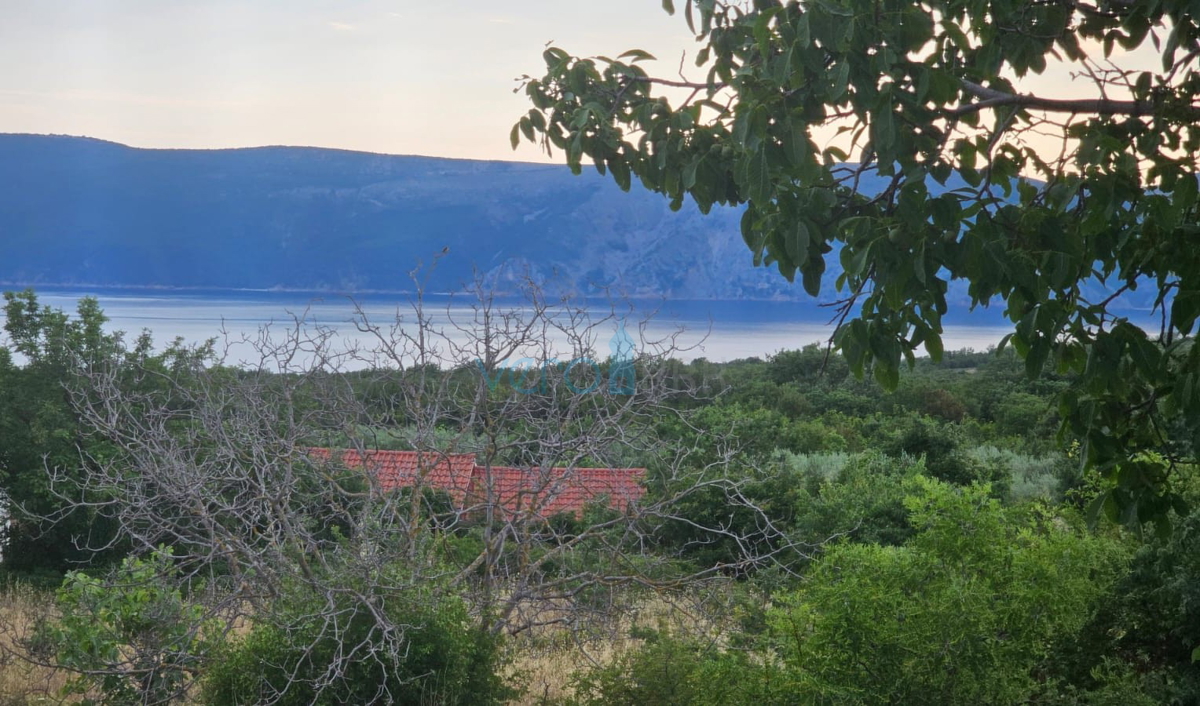 Otok Krk, mesto Krk, širša okolica, gradbeno zemljišče 980 m2 z objektom 110 m2, pogled na morje, prodaja