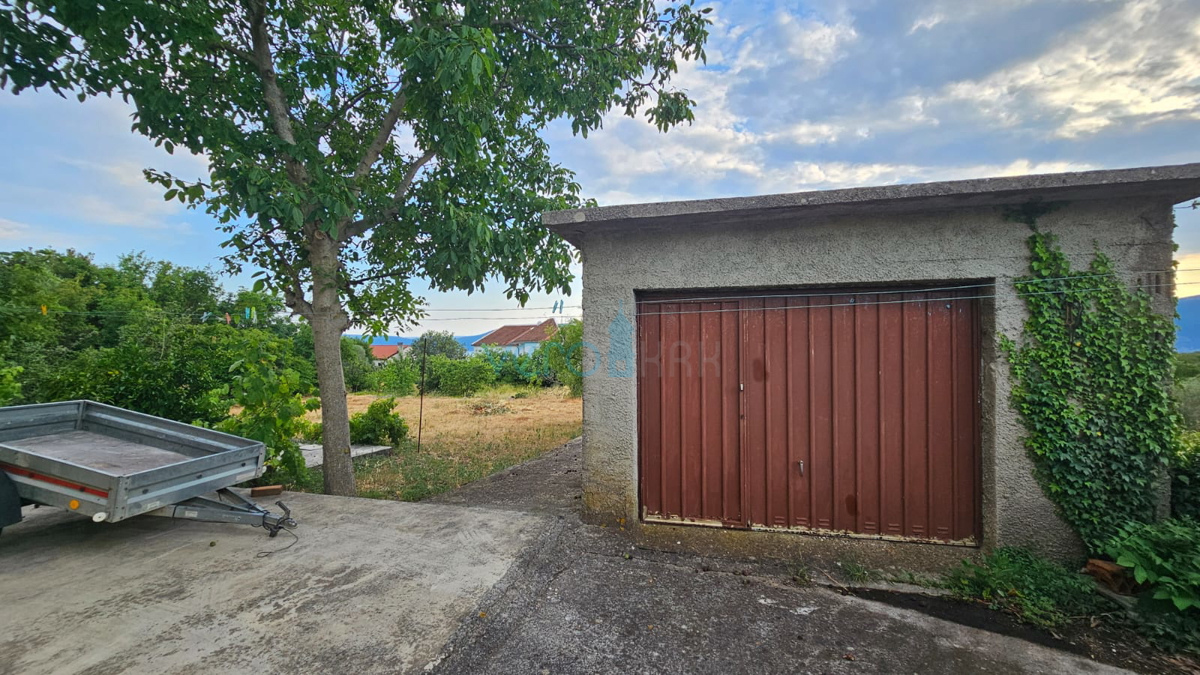 Otok Krk, mesto Krk, širša okolica, gradbeno zemljišče 980 m2 z objektom 110 m2, pogled na morje, prodaja