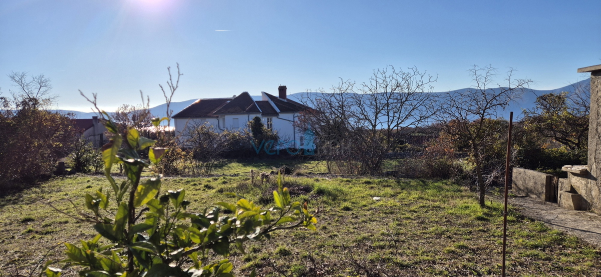 Otok Krk, mesto Krk, širša okolica, gradbeno zemljišče 980 m2 z objektom 110 m2, pogled na morje, prodaja