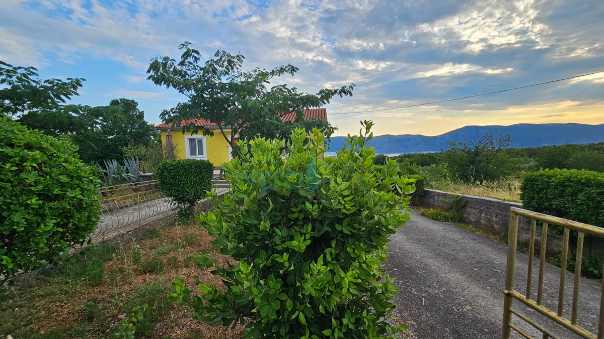 Otok Krk, mesto Krk, širša okolica, gradbeno zemljišče 980 m2 z objektom 110 m2, pogled na morje, prodaja