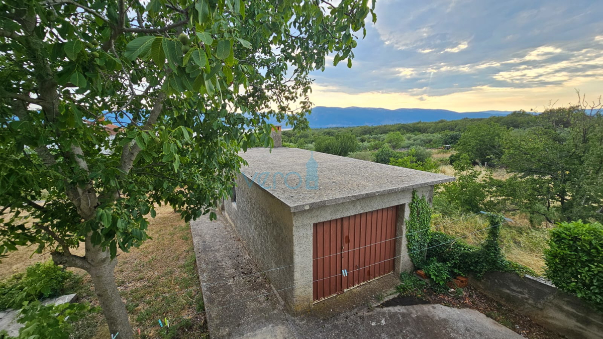 Otok Krk, mesto Krk, širša okolica, gradbeno zemljišče 980 m2 z objektom 110 m2, pogled na morje, prodaja