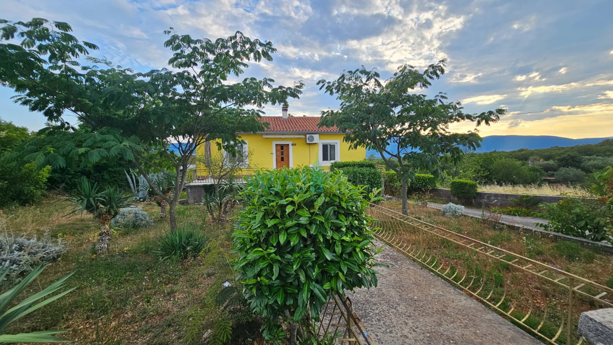 Otok Krk, mesto Krk, širša okolica, gradbeno zemljišče 980 m2 z objektom 110 m2, pogled na morje, prodaja