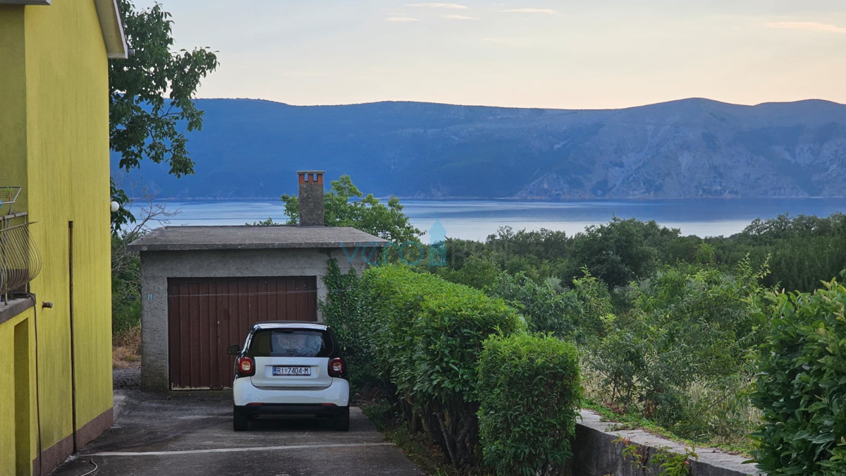 Otok Krk, mesto Krk, širša okolica, gradbeno zemljišče 980 m2 z objektom 110 m2, pogled na morje, prodaja