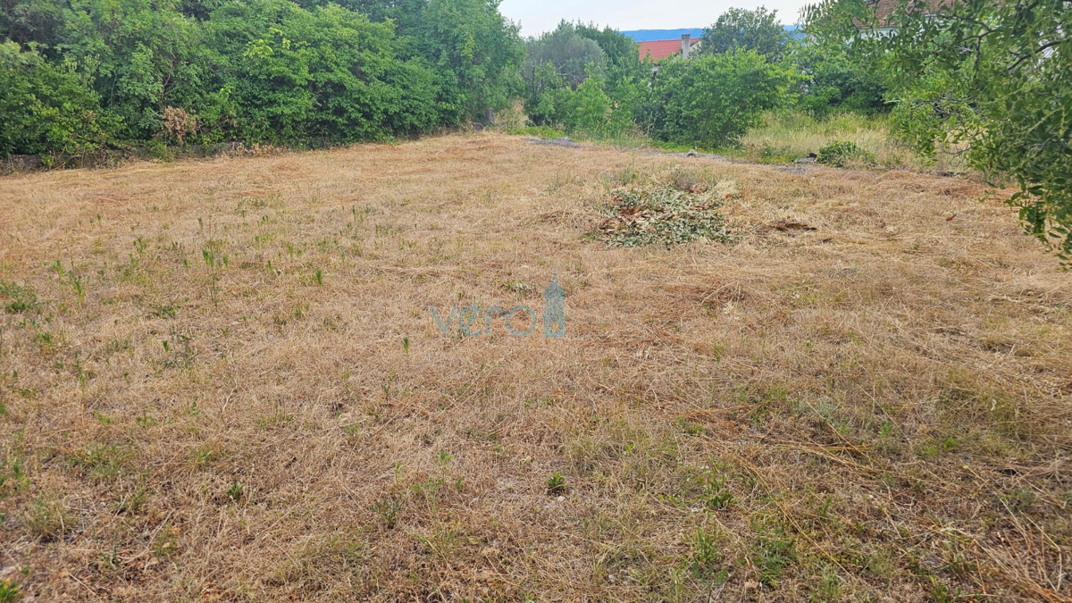 Otok Krk, mesto Krk, širša okolica, gradbeno zemljišče 980 m2 z objektom 110 m2, pogled na morje, prodaja