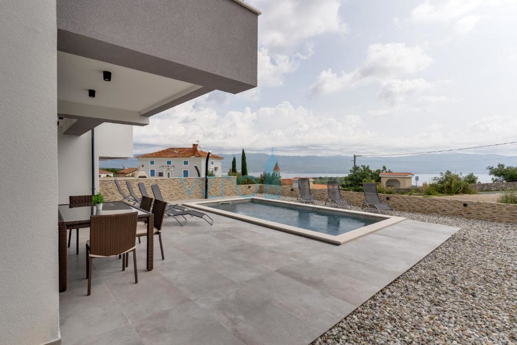 Vrbnik, okolica, dvojček, novogradnja, razgled, bazen, prodamo