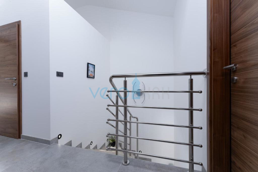 Vrbnik, okolica, dvojček, novogradnja, razgled, bazen, prodamo