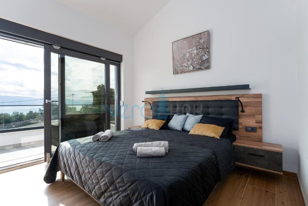 Vrbnik, okolica, dvojček, novogradnja, razgled, bazen, prodamo