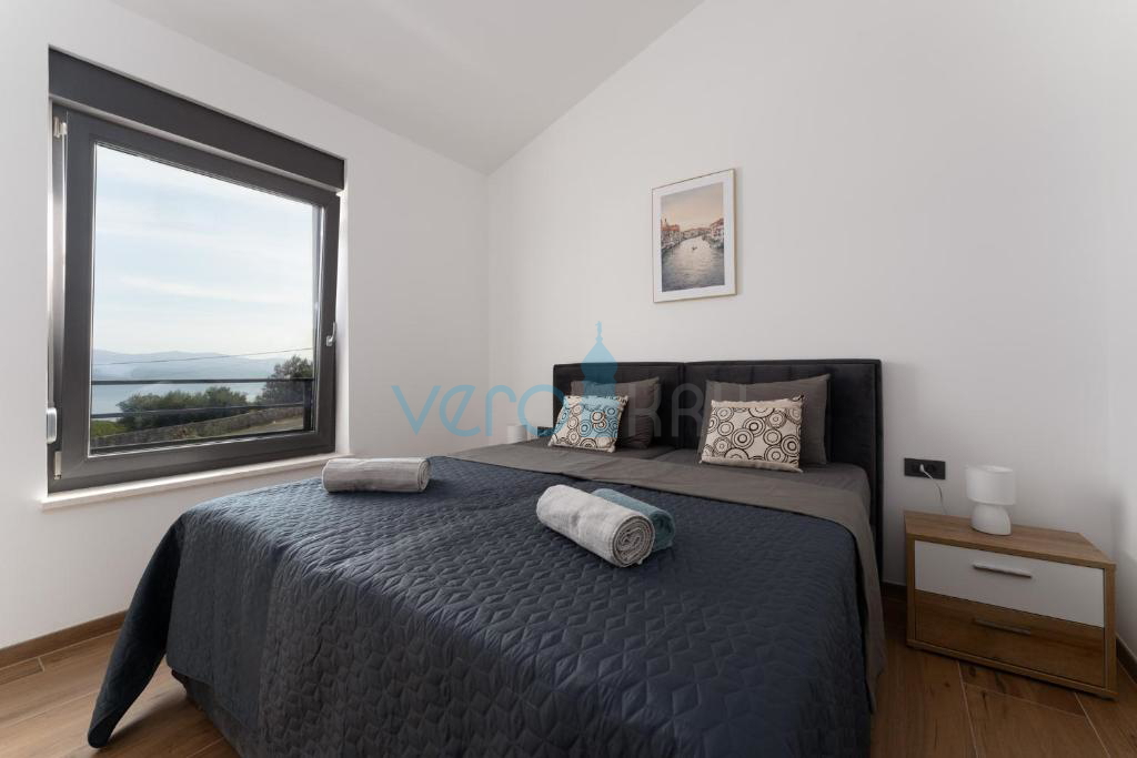 Vrbnik, okolica, dvojček, novogradnja, razgled, bazen, prodamo