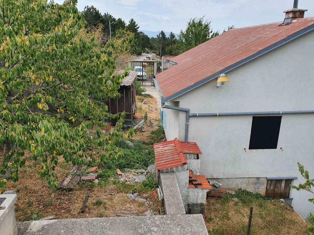 Senj, okolica, družinska hiša velikosti 150 m2 na zemljišču 1000 m2, pogled na morje, prodaja
