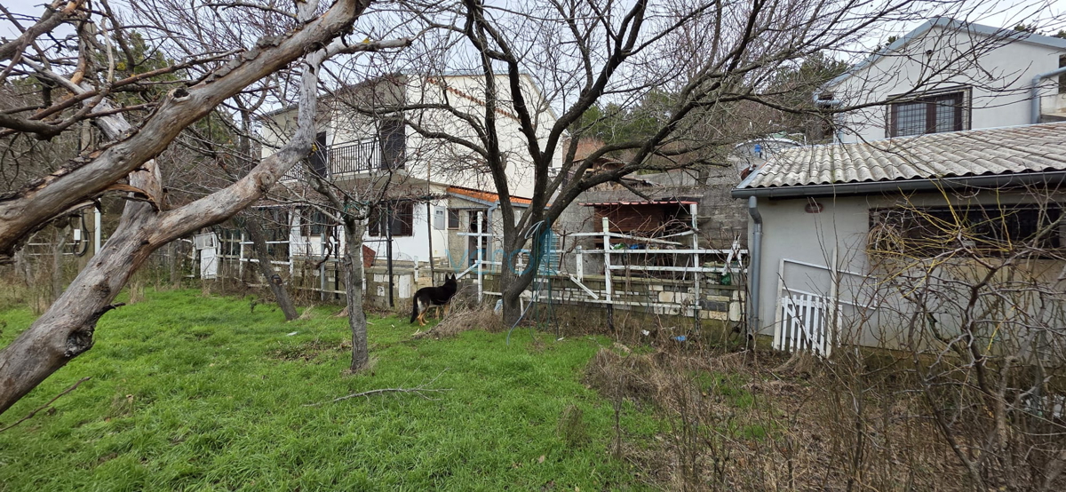 Senj, okolica, družinska hiša velikosti 150 m2 na zemljišču 1000 m2, pogled na morje, prodaja