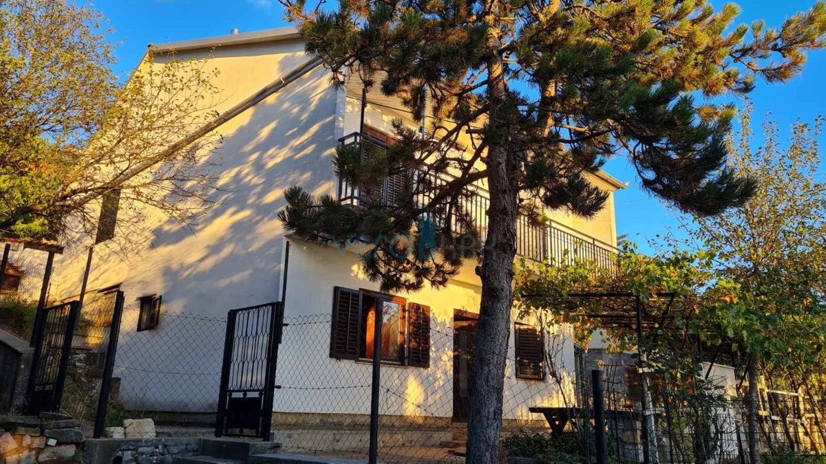 Senj, okolica, družinska hiša velikosti 150 m2 na zemljišču 1000 m2, pogled na morje, prodaja