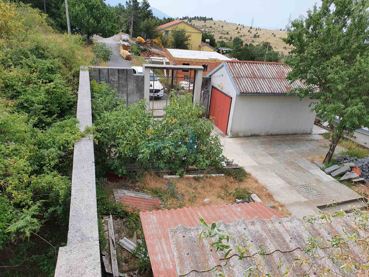 Senj, okolica, družinska hiša velikosti 150 m2 na zemljišču 1000 m2, pogled na morje, prodaja