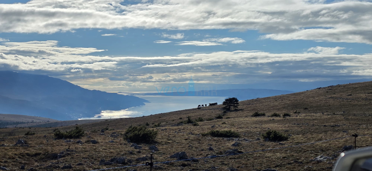 Senj, okolica, družinska hiša velikosti 150 m2 na zemljišču 1000 m2, pogled na morje, prodaja