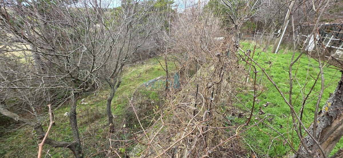 Senj, okolica, družinska hiša velikosti 150 m2 na zemljišču 1000 m2, pogled na morje, prodaja