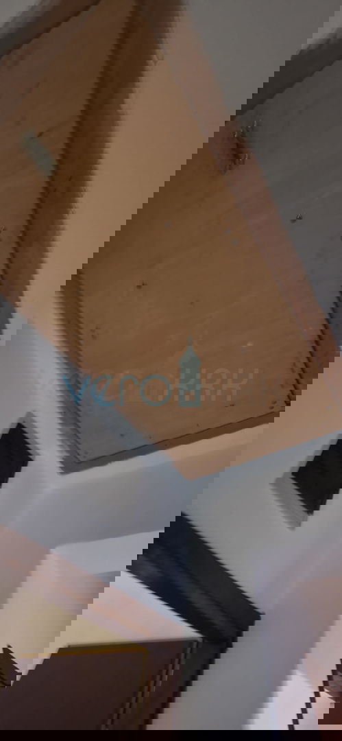 Senj, okolica, družinska hiša velikosti 150 m2 na zemljišču 1000 m2, pogled na morje, prodaja