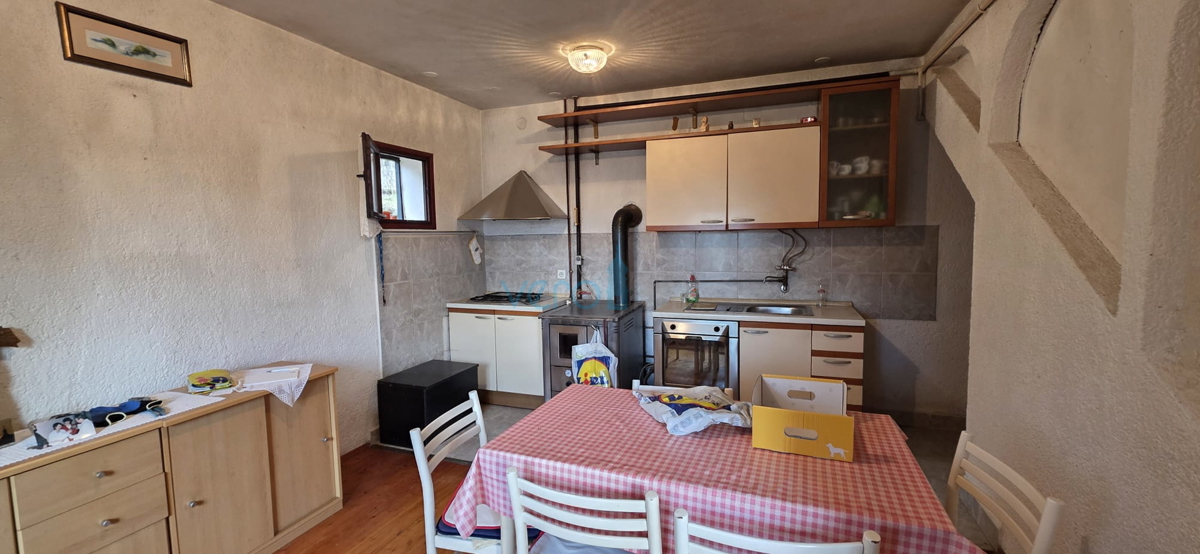 Senj, okolica, družinska hiša velikosti 150 m2 na zemljišču 1000 m2, pogled na morje, prodaja