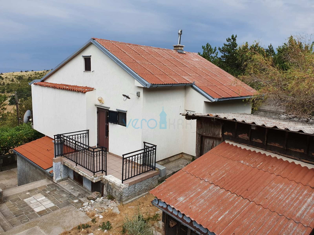 Senj, okolica, družinska hiša velikosti 150 m2 na zemljišču 1000 m2, pogled na morje, prodaja