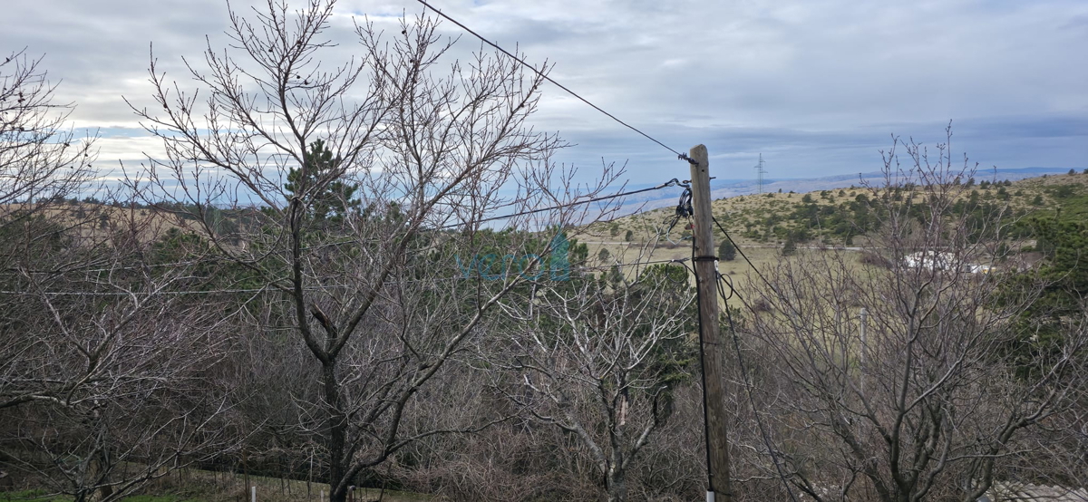 Senj, okolica, družinska hiša velikosti 150 m2 na zemljišču 1000 m2, pogled na morje, prodaja