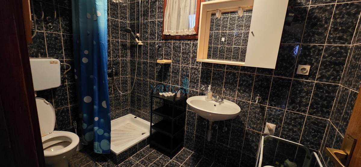 Senj, okolica, družinska hiša velikosti 150 m2 na zemljišču 1000 m2, pogled na morje, prodaja