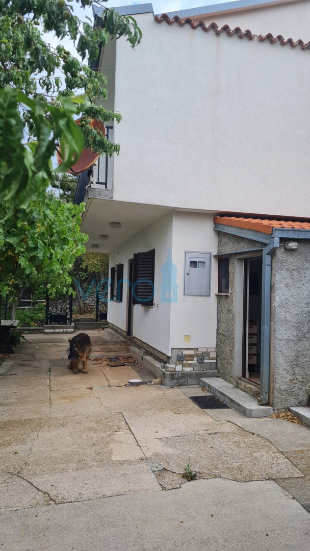 Senj, okolica, družinska hiša velikosti 150 m2 na zemljišču 1000 m2, pogled na morje, prodaja