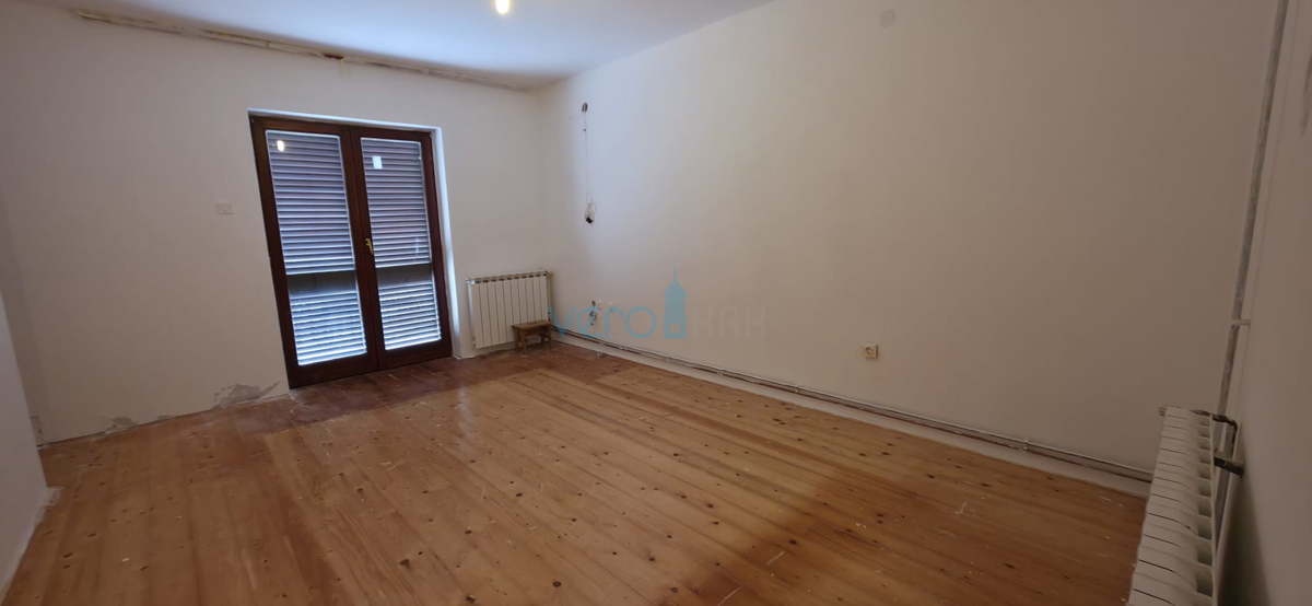 Senj, okolica, družinska hiša velikosti 150 m2 na zemljišču 1000 m2, pogled na morje, prodaja