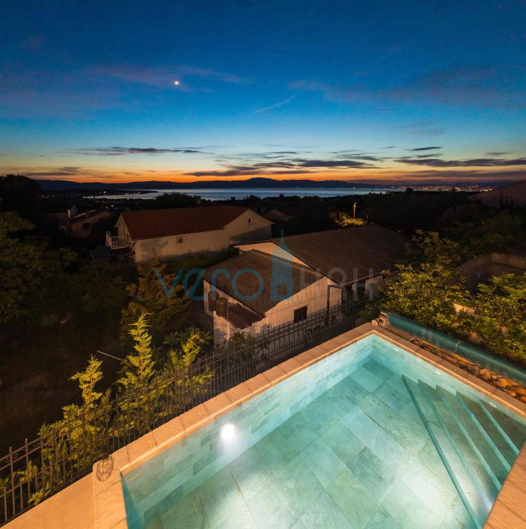 Otok Krk, Malinska, bližnja okolica, dvojna hiša s bazenom, pogled na morje, prodaja