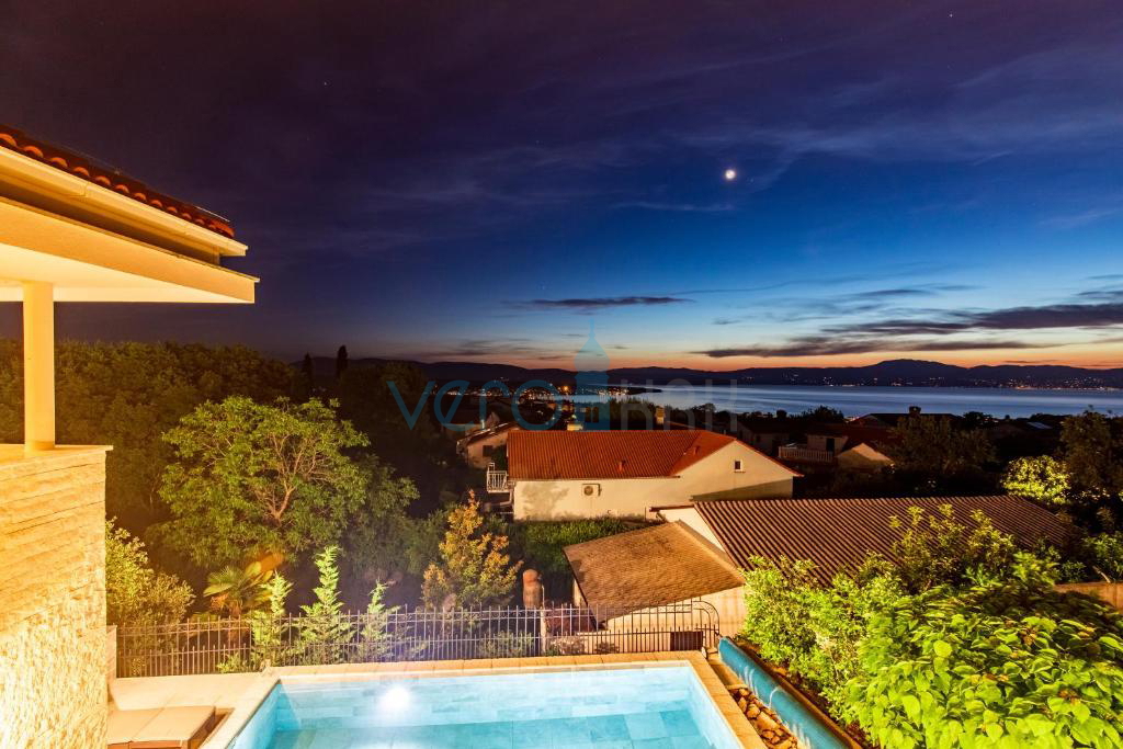 Otok Krk, Malinska, bližnja okolica, dvojna hiša s bazenom, pogled na morje, prodaja