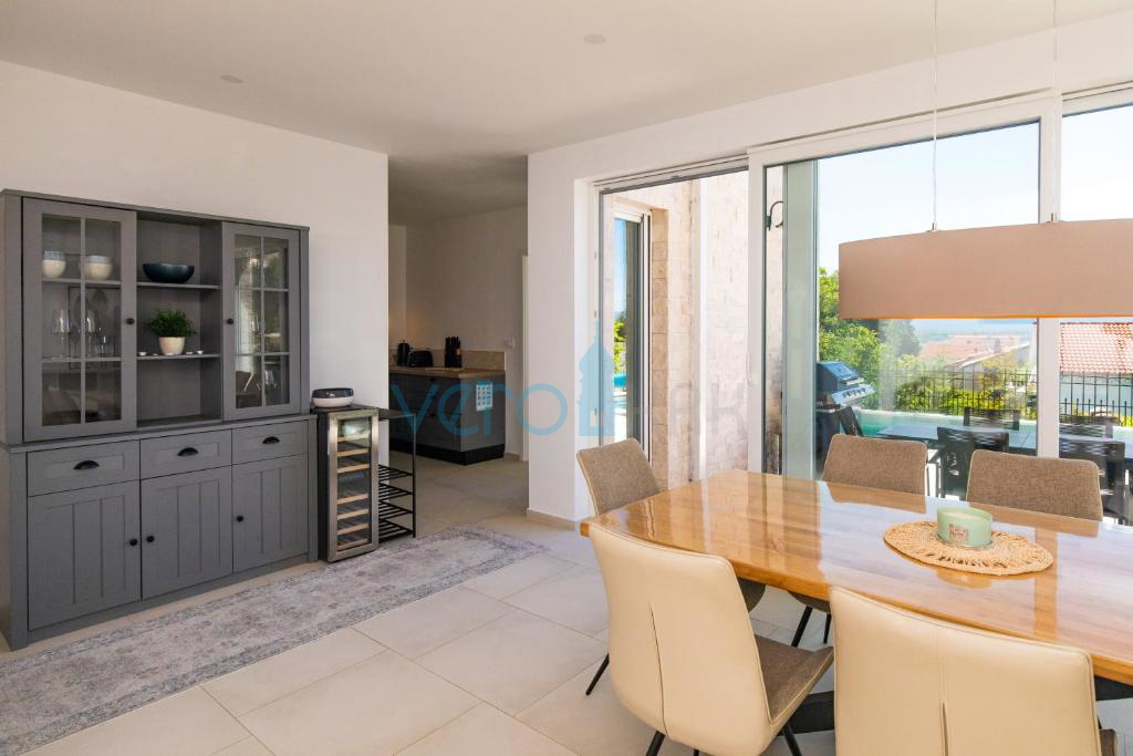 Otok Krk, Malinska, bližnja okolica, dvojna hiša s bazenom, pogled na morje, prodaja