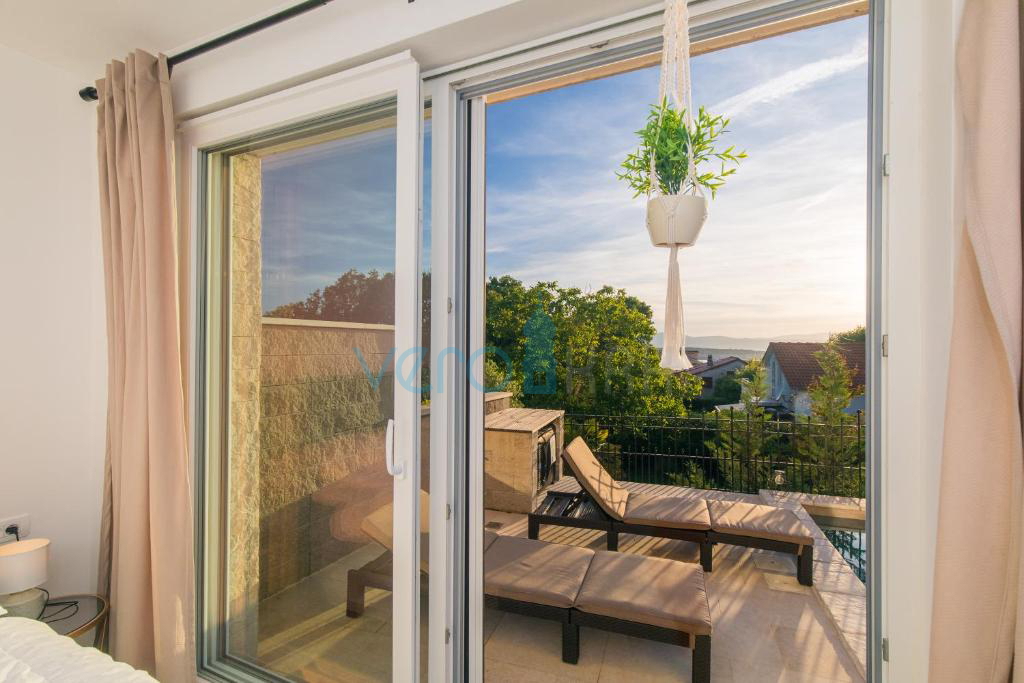 Otok Krk, Malinska, bližnja okolica, dvojna hiša s bazenom, pogled na morje, prodaja