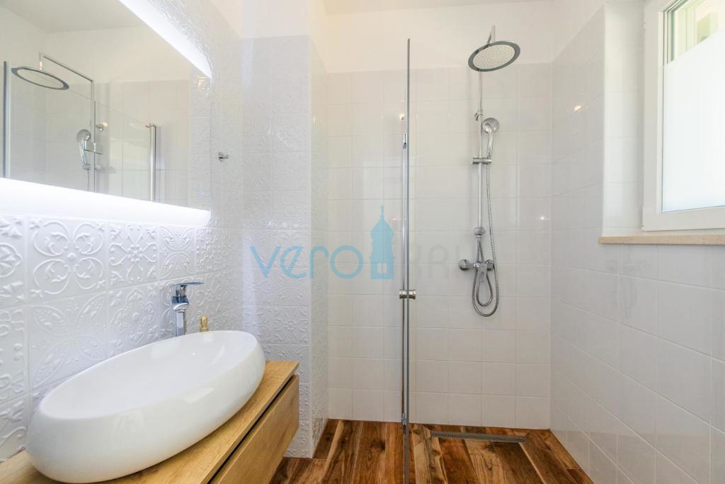 Otok Krk, Malinska, bližnja okolica, dvojna hiša s bazenom, pogled na morje, prodaja