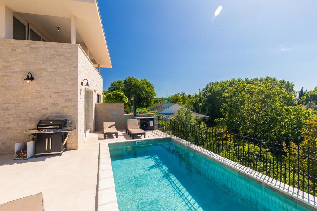 Otok Krk, Malinska, bližnja okolica, dvojna hiša s bazenom, pogled na morje, prodaja